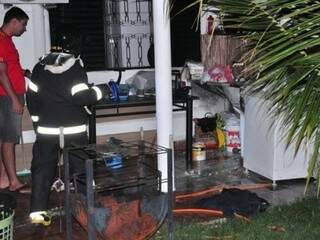 Balde de cloro explode e causa estragos em residência de policial Balde de cloro explode e causa estragos em residência de policial
