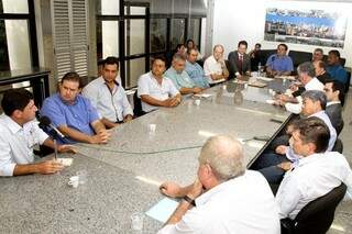 Deputados e produtores reuniram-se ontem (15) na Presidência da Casa de Leis (Foto: Divulgação/AL)