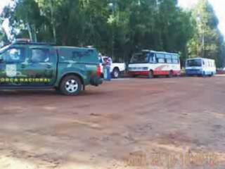 Imagem mostra viatura da Força Nacional e microonibus em local de discussão. (Foto: Reprodução)