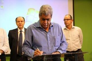 Decreto foi assinado pelo governador André Puccinelli nesta quinta-feira (Foto: Marcos Ermínio)