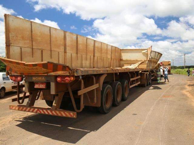 Carreta com 48 toneladas de algod&atilde;o tomba em rotat&oacute;ria na sa&iacute;da para SP