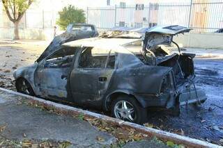 O carro foi destruído pelas chamas (Foto: Marcos Ermínio)