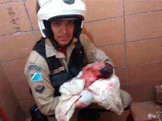 Sargento Melin com a menina recém-nascida (Foto: arquivo pessoal)