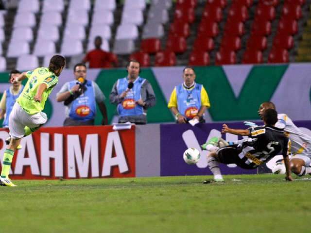  Fora de casa, Palmeiras bate o Botafogo por 2 a 1 com dois gols de Barcos