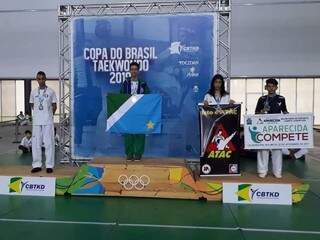 Luiz Felipe Carneiro leva a bandeira de MS para o lugar mais alto do pódio (Foto: Divulgação)