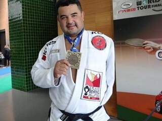 Higa posa com a medalha conquistada em Lisboa (Foto: Reprodução/ Facebook)
