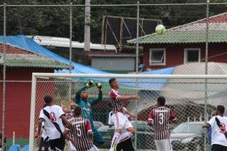 Zagueiro douradense sobe para disputar bola com o goleiro do Vasco em final na Sub-17. (Foto: Assessoria/Flu)