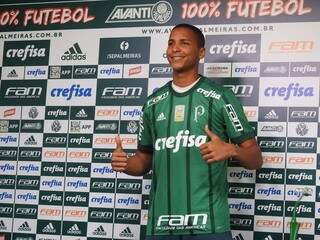 O atacante Deyverson, de 26 anos, apresentado nesta segunda-feira pelo Palmeiras (Foto: Palmeiras/ Divulgação)