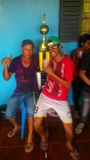 Rafael (direita) morava em Campo Grande, e foi para Sidrolândia para a festa de fim de ano (foto: reprodução/facebook)