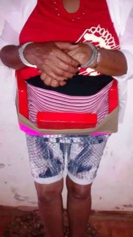 Mulher de 64 anos &eacute; presa ap&oacute;s ser flagrada com coca&iacute;na escondida na cintura