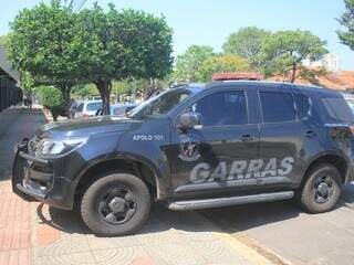 Viatura do Garras, delegacia que conduziu a Operação Omertá junto com o Gaeco, chegando ao Fórum de Campo Grande, onde aconteceram audiências de custódia (Foto: Marina Pacheco)