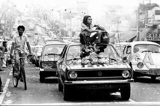 Maria do Rosário Cunha, aos 19 anos, em um foto histórica de 1977 na Rua 14 de Julho. (Foto: Roberto Higa)