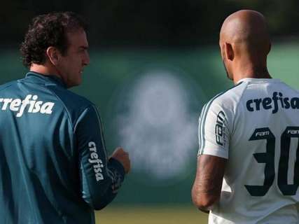 Cuca reúne elenco do Palmeiras e afasta Felipe Melo do jogo com Avaí