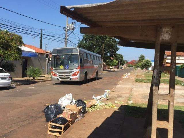 Lixo acumulado ap&oacute;s feira incomoda moradores com mau cheiro e moscas