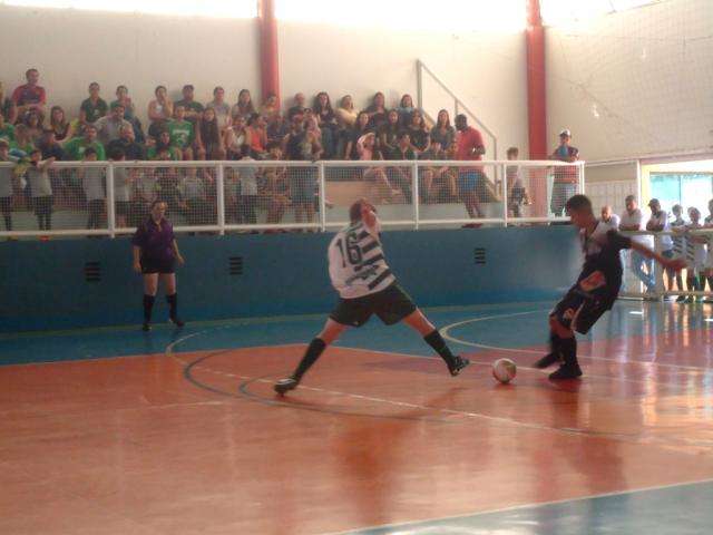 Torneio de futsal define semifinalistas em cinco categorias no s&aacute;bado