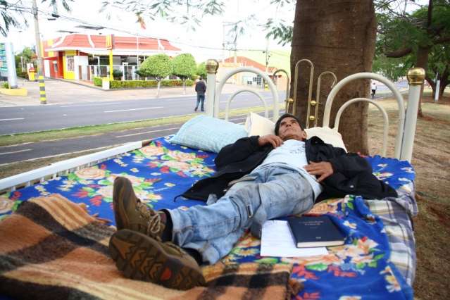 Homem que &quot;mudou&quot; para avenida recebe oferta de emprego e moradia
