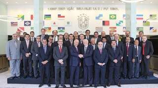Presidentes de federações, com Cezário (de cinza a esquerda) prestigiaram a posse de Del Nero nesta quinta-feira (Foto: CBF)