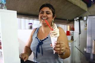 A vendedora de sorvete Katiúcia Fernandes está vendendo 60% a mais de água e sorvetes em função do calor (Foto: Marcos Ermínio)