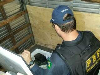 Policial mostra freezer onde droga estava escondida (Foto: PRF/Divulgaçao)