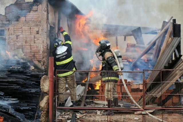Casa que servia de dep&oacute;sito pega fogo e dono estima preju&iacute;zo de R$ 20 mil