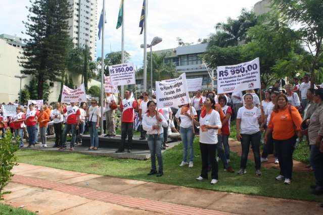 Servidores municipais protestam por reajuste de 30% no Dia do Trabalho
