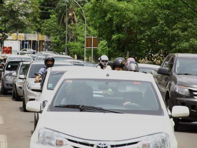 Licenciamento de ve&iacute;culos com placa final 6 vence na sexta-feira