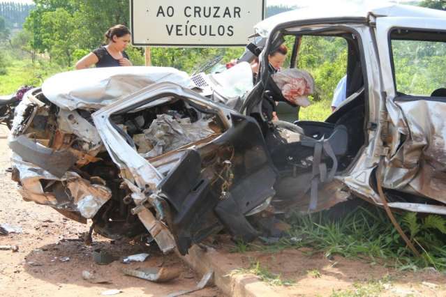 Ranger capota ap&oacute;s colis&atilde;o frontal com Hilux e tr&ecirc;s ficam feridos na 262