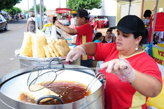 Mulheres garantem renda extra lavando t&uacute;mulos em Dia de Finados 