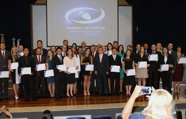 Auditores aprovados em concurso de 2013 s&atilde;o empossados no TCE