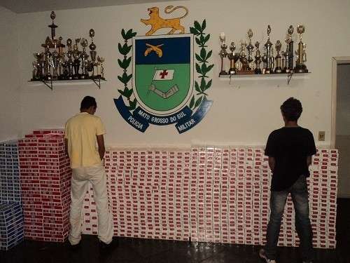 Dois ve&iacute;culos carregados com cigarros contrabandeados s&atilde;o apreendidos