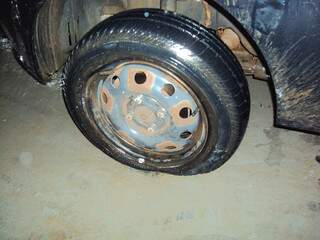 Leitora mostra na foto o dano sofridos após cair no buraco. O pneu foi furado e a roda amassada (Foto: Nayara Batagello)