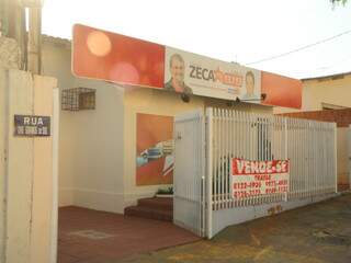 Faixa anuncia venda do prédio onde funciona o comitê de Zeca do PT. (Foto: Rodrigo Pazinato)