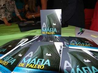 Exemplares do livro “A Máfia de Paletó”, escrito por Eleandro Passaia; jornalista gravou políticos e empresários na Operação Uragano (Foto: Dourados News)