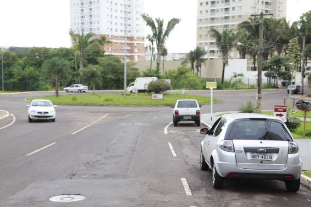 Toda chuva alaga avenida e deixa at&eacute; moradores de pr&eacute;dio &quot;ilhados&quot;
