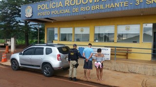Policiais rodoviária federal durante abordagem a casal (Foto: Divulgação)