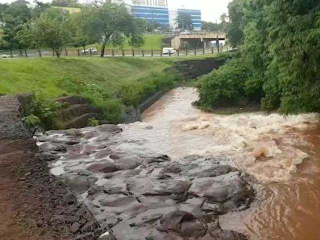 Aguaceiro eleva n&iacute;vel dos c&oacute;rregos em at&eacute; 3 metros na Capital