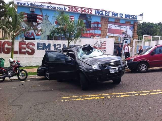 Carro capota v&aacute;rias vezes ap&oacute;s motorista avan&ccedil;ar a preferencial no centro 