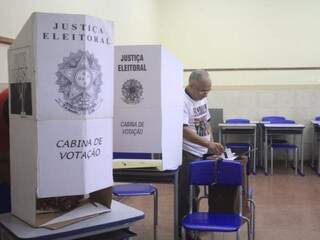 Votação na Escola Municipal Plínio Mendes (Foto: Marina Pacheco)