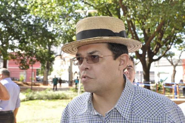 Prefeito assina conv&ecirc;nio para prote&ccedil;&atilde;o de c&oacute;rregos e lan&ccedil;a expans&atilde;o de internet