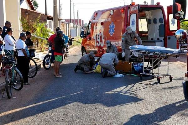 Mulher fica ferida, ap&oacute;s sofrer queda de motocicleta e ser atacada por c&atilde;es