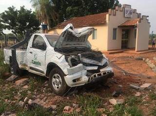 Frente de caminhonete ficou destruída e cerca ficou grudada no veículo. (Foto: Alisson Silva/ Edição de Notícias)