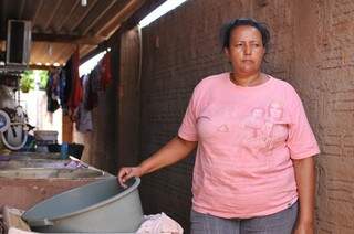 Na casa de Marlene, roupa suja acumulou e ela teve até que comprar água. (Foto: Alcides Neto)