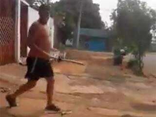 Depois de agredir a ex-esposa com barra de ferro, homem deixa o local. (Foto: Reprodução vídeo)