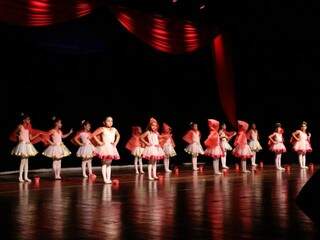 As aluninhas dançando balé no palco (Foto: Paulo Francis)