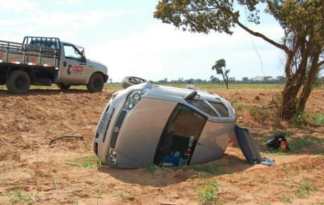  Mulher gr&aacute;vida capota carro na MS-473 em Nova Andradina