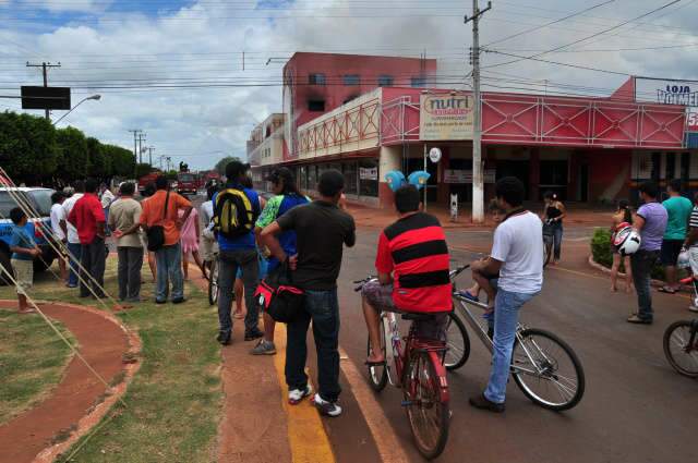  Natal em Sidrol&acirc;ndia &eacute; marcado pela preocupa&ccedil;&atilde;o de funcion&aacute;rios do Nutrishopping