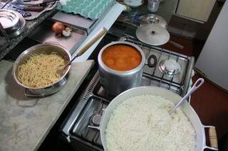 Arroz, feijão e macarrão fica pronto o dia todo e o cliente serve na cozinha. (Foto: Marcos Ermínio)