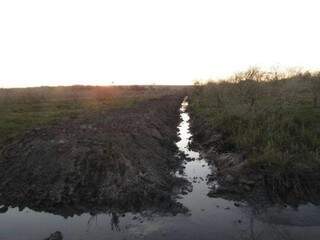 Parte da valeta usada como dreno pelo fazendeiro no trecho do rio Iguatemi que corta a propriedade dele (Foto: Divulgação/PMA)