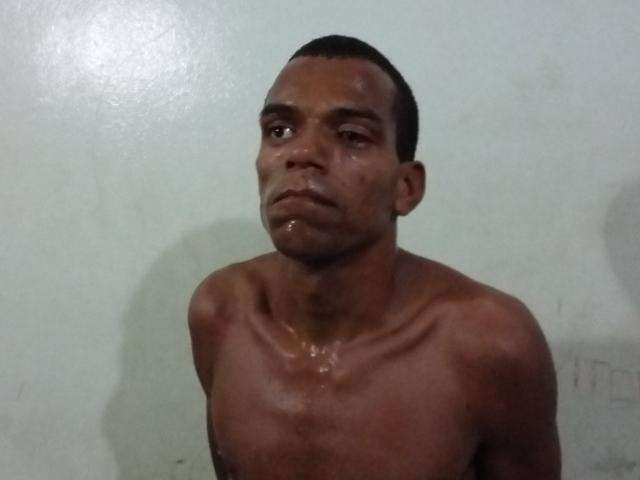 Bandido &eacute; preso ao invadir casa, tentar estuprar mulher e agredir idosa