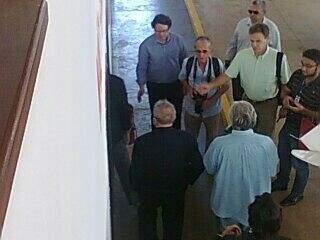 Lula e Delcídio (de costas) entrando na sala de reunião no Aeroporto da Capital (Foto: Marcelo Victor)